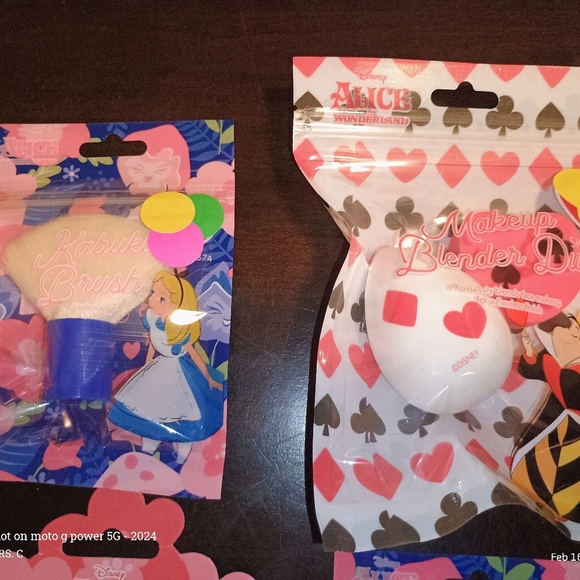 Alice in Wonderland beauty set . New Collectors - Picture 4 of 6